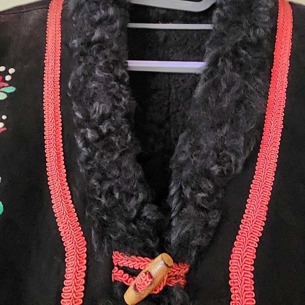 Embroidered Leather Suede Black Vest with Handcrafted by craftsmen..No Tag - Picture 7 of 9
